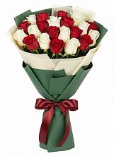 Букет Микс из красных и белых роз в Палане