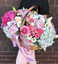 Цветочная композиция из Розы, Хризантемы, Пионы и Лизиантусы в корзине в Палане