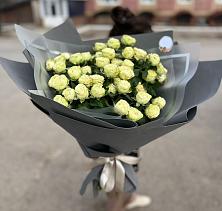 Букет Белые кустовые розы Солинеро в Палане