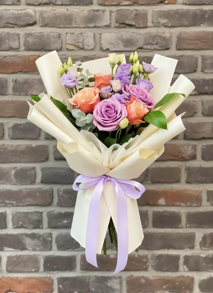 Букет цветов из: Лизиантусы и Розы в Палане