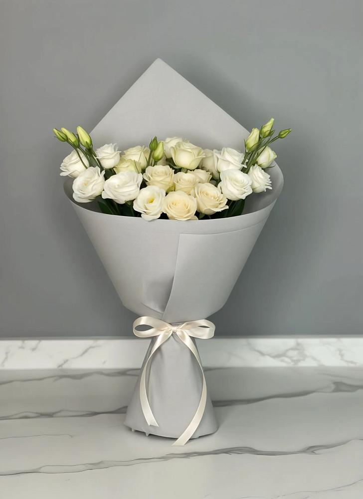 Букет цветов из: Розы и Лизиантусы в Палане