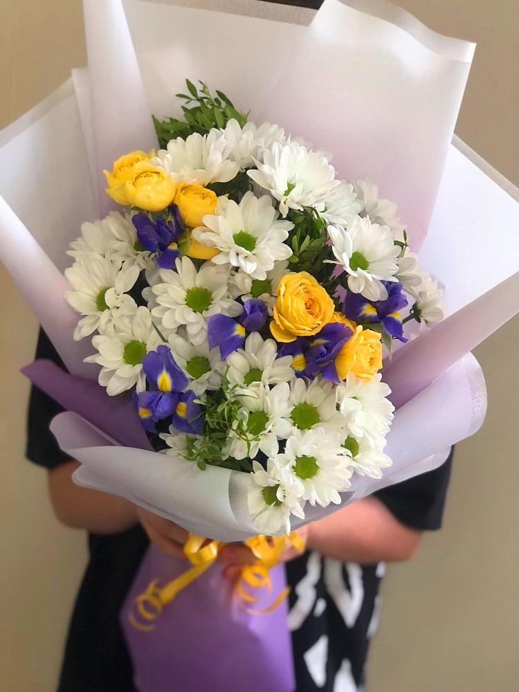 Букет цветов из: Ирисы, Хризантемы и Розы в Палане
