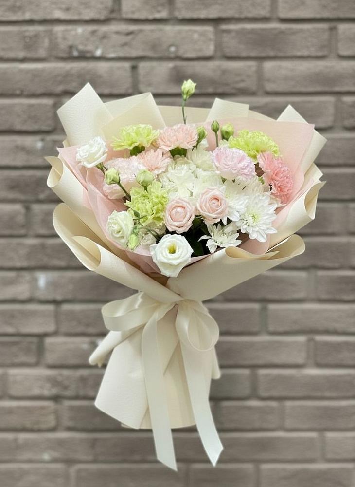 Букет цветов из: Гвоздики, Розы, Лизиантусы и Хризантемы в Палане