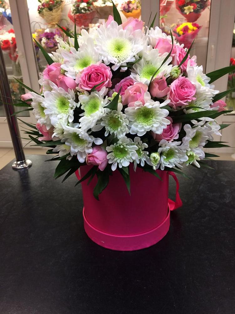 Цветочная композиция из Розы и Хризантемы в шляпной коробке в Палане