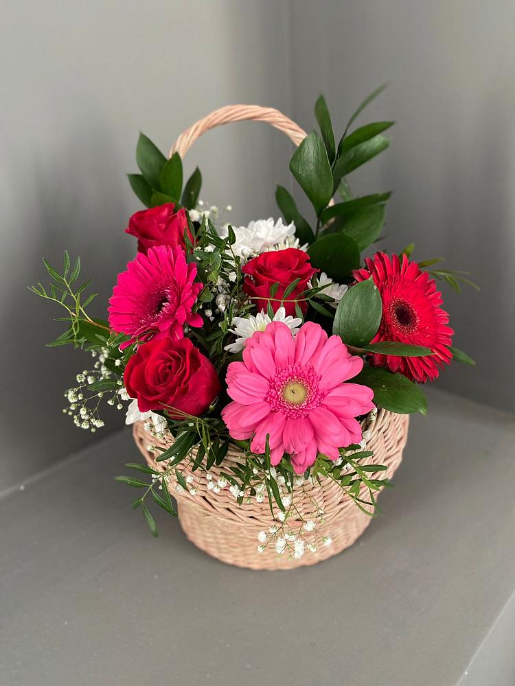 Цветочная композиция из Розы, Хризантемы и Герберы в корзине в Палане