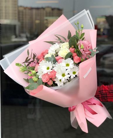Букет цветов из: Розы, Лизиантусы и Хризантемы в Палане