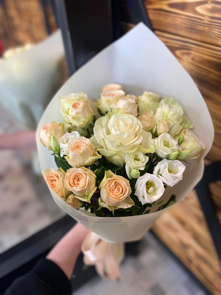 Букет цветов из: Розы и Лизиантусы в Палане